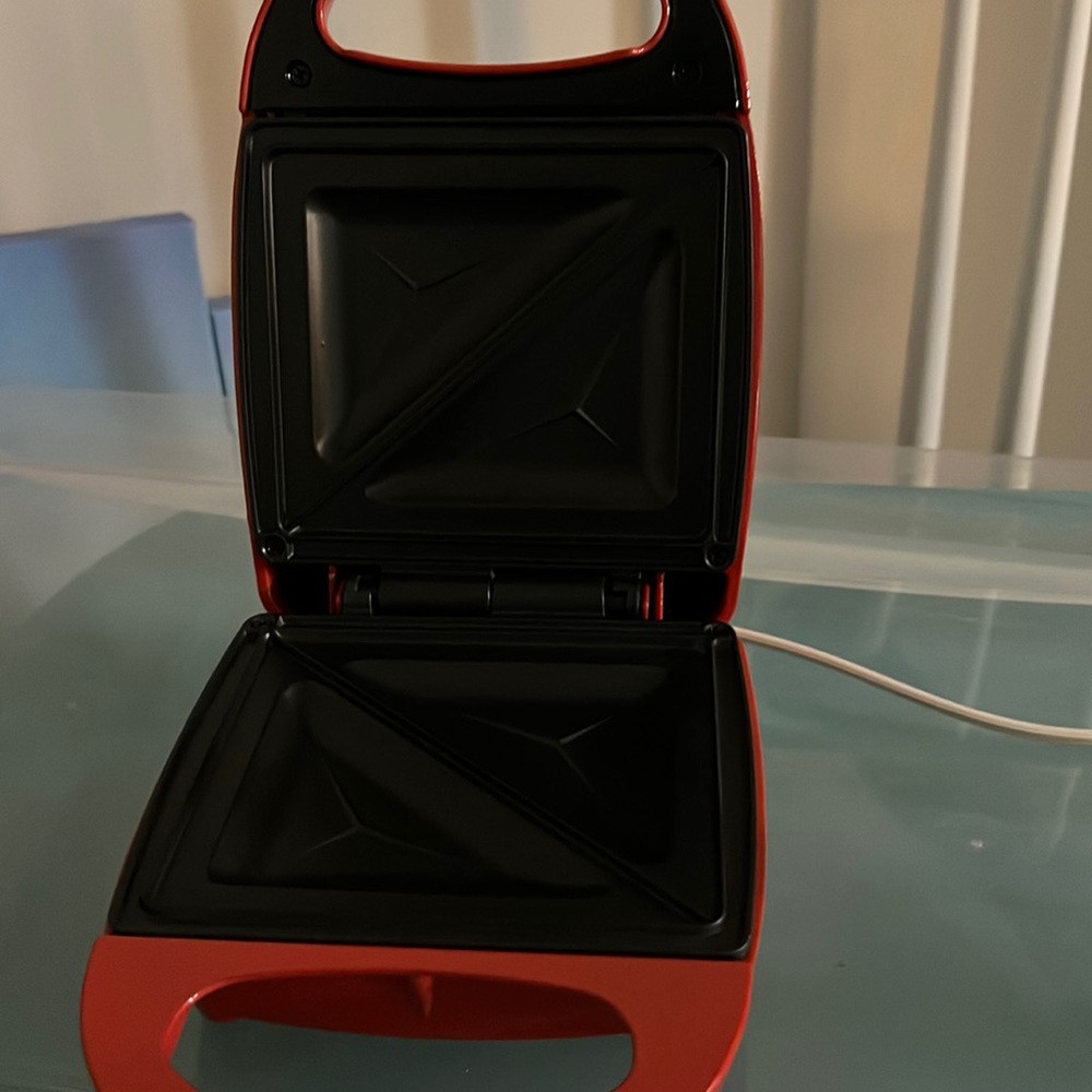 Compact in size . New grill sandwich maker